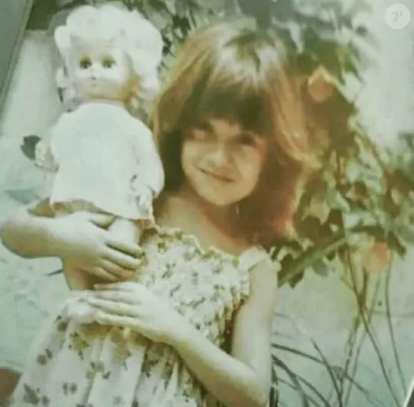 FOTO 18 - Dona de uma das vilãs mais memoráveis da televisão, essa atriz transformou uma personagem de Avenida Brasil em um fenômeno cultural. Em 2026, ela voltou a falar sobre o sucesso da trama e a expectativa em torno da continuação prevista para 2027. Será que você reconhece a futura dona de muitas emoções na TV?