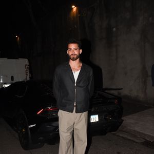 João Guilherme posou na entrada da festa, ao contrário de Bruna Marquezine que entrou pelos fundos