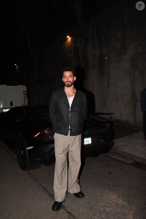 João Guilherme posou na entrada da festa, ao contrário de Bruna Marquezine que entrou pelos fundos