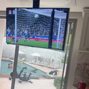 Mãe de Virgínia, Margareth Serrão também postou assistindo ao jogo e elogiou Vini Jr. pelos gols marcados
