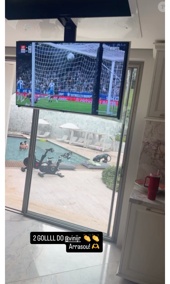 Mãe de Virgínia, Margareth Serrão também postou assistindo ao jogo e elogiou Vini Jr. pelos gols marcados