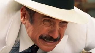 Ernesto morre em 'Êta Mundo Melhor!'? Vilão saboreia camarão de luxo, mas acaba engolindo veneno e tem final surpreendente