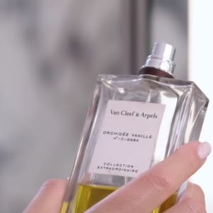 Na sequência, Bruna Marquezine mostrou o perfume Orchidee Vanille - Van Cleef & Arpels.