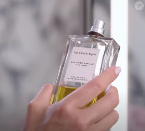 Na sequência, Bruna Marquezine mostrou o perfume Orchidee Vanille - Van Cleef & Arpels.