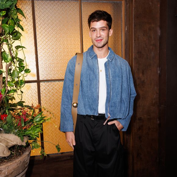 Referência quando o assunto é moda e beleza, João Guilherme apareceu usando um look confortável e estiloso, com jaquela jeans, uma t-shirt branca lisa e uma calça de alfaiataria com a barra larga.