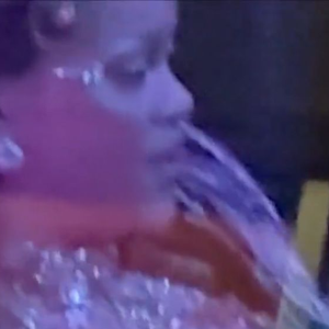 Momentos antes de surgir no Met, Rihanna apareceu com semblante fechado em registro que repercutiu na web