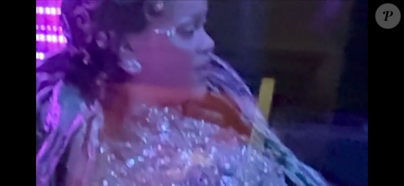 Momentos antes de surgir no Met, Rihanna apareceu com semblante fechado em registro que repercutiu na web
