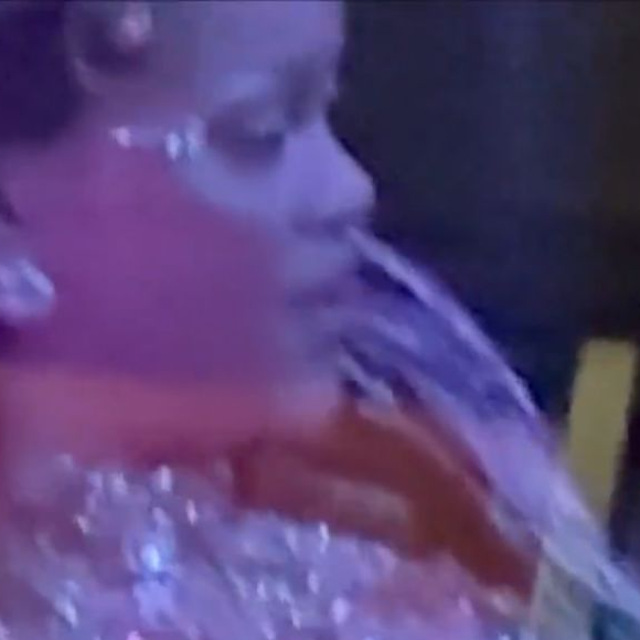 Momentos antes de surgir no Met, Rihanna apareceu com semblante fechado em registro que repercutiu na web