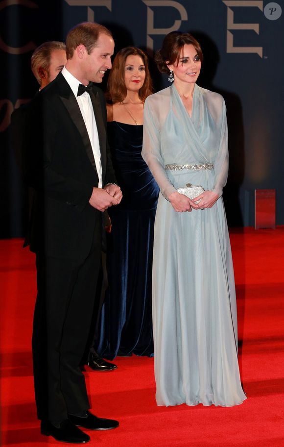 Vestido de festa longo azul com transparência no busto ficou elegante nesse look formal de Kate Middleton