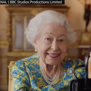De acordo com a Marie Claire, a aparição de Rainha Elizabeth II com Paddington Bear durante o Jubileu de Platina, em 2022, reforçou sua disposição para participar de esquetes de comédia.