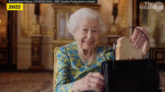 De acordo com a Marie Claire, a aparição de Rainha Elizabeth II com Paddington Bear durante o Jubileu de Platina, em 2022, reforçou sua disposição para participar de esquetes de comédia.