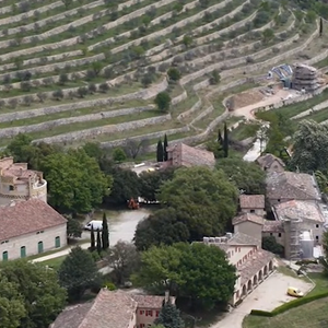 Disputa por castelo na Provença: Brad Pitt solicitou inicialmente 126 documentos confidenciais ligados à negociação. Depois, o pedido foi reduzido para 22 arquivos, mas a Justiça decidiu negar completamente o acesso.