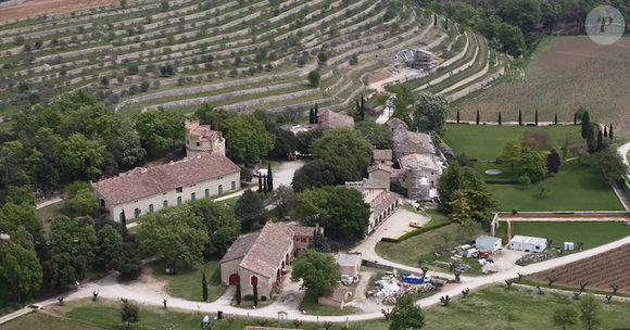 Disputa por castelo na Provença: Brad Pitt solicitou inicialmente 126 documentos confidenciais ligados à negociação. Depois, o pedido foi reduzido para 22 arquivos, mas a Justiça decidiu negar completamente o acesso.