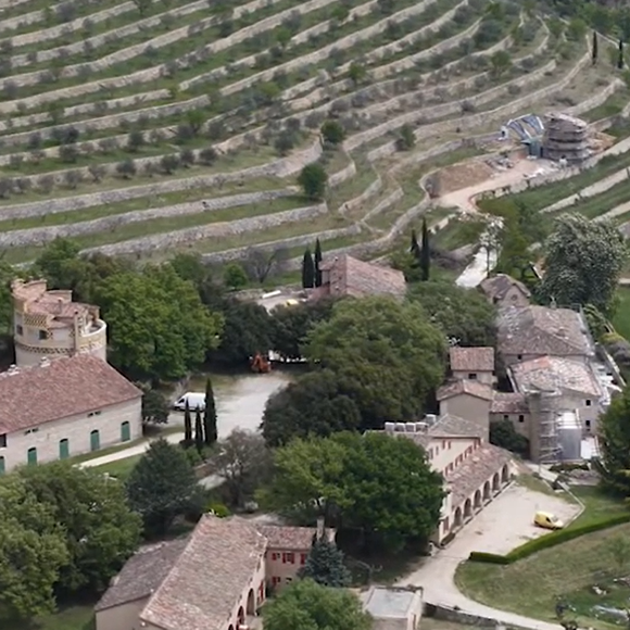 Disputa por castelo na Provença: Brad Pitt solicitou inicialmente 126 documentos confidenciais ligados à negociação. Depois, o pedido foi reduzido para 22 arquivos, mas a Justiça decidiu negar completamente o acesso.
