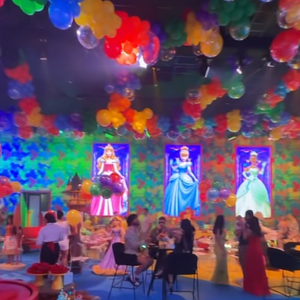 Com personagens gigantes, esculturas tridimensionais e painéis iluminados, a festa de Maria Alice apostou em uma cenografia digna de parque temático