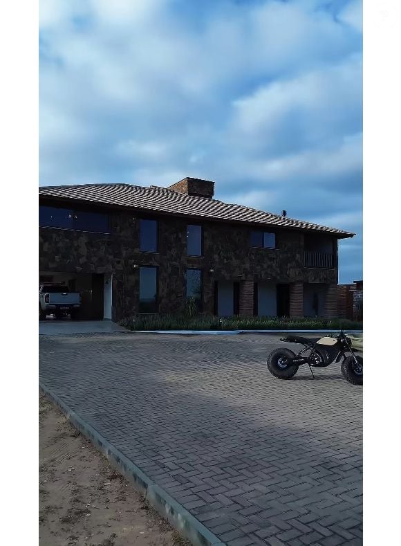 Rancho de Cesar Rincon tem casa principal com lareira, 4 quartos (3 suítes) e cozinha integrada