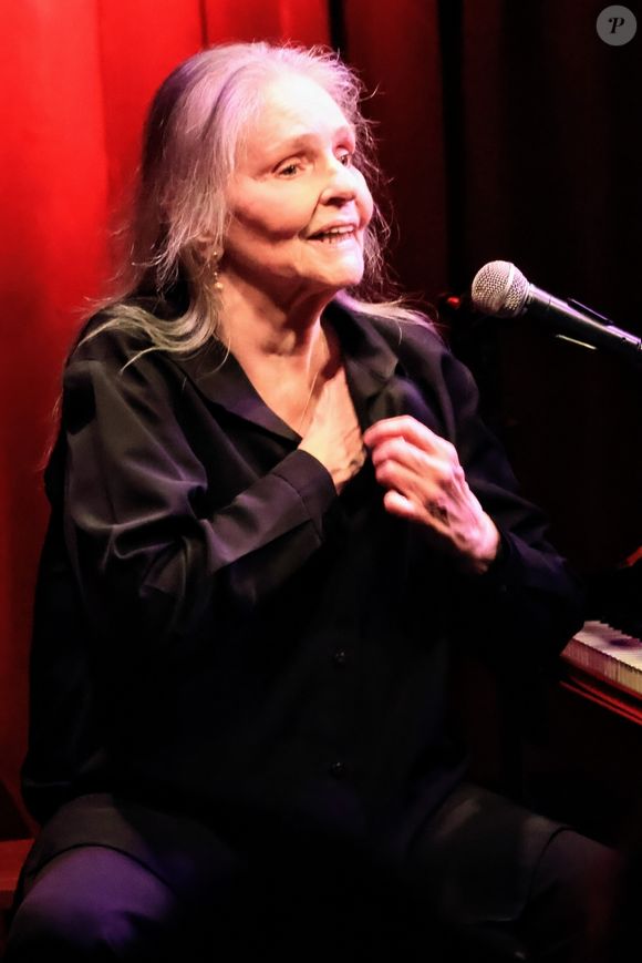 Angela Ro Ro, por sua vez, negou os rumores de namoro e disse que Mayara era 'muito atrevida' e 'metida'