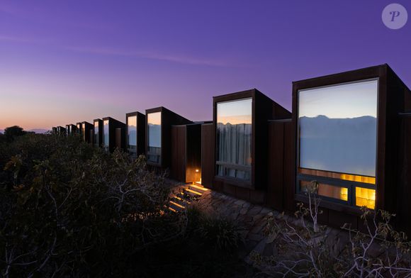As janelas panorâmicas do hotel podem ser observadas.
