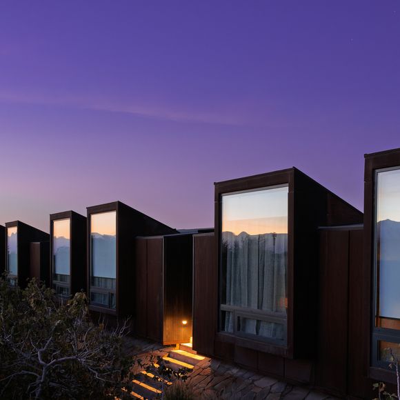 As janelas panorâmicas do hotel podem ser observadas.