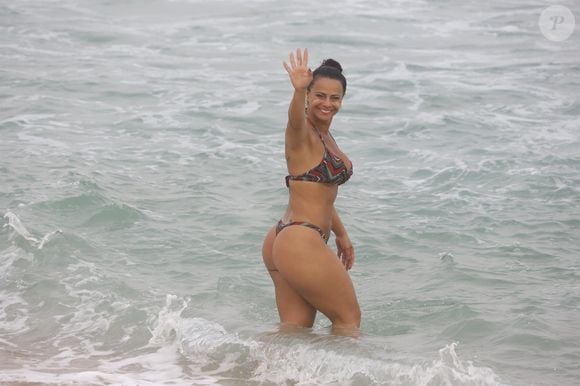 Até mesmo nos flagras na praia Viviane Araújo sustenta a sua boa forma enquanto esbanja simpatia