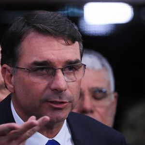Flávio Bolsonaro disse que Zezé Di Camargo exagerou nas críticas: "É óbvio que não é uma coisa legal. Ele devia pedir desculpas por isso"