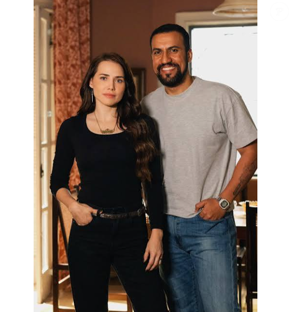 Joel se mostra cada vez mais apaixonado por Adriana
