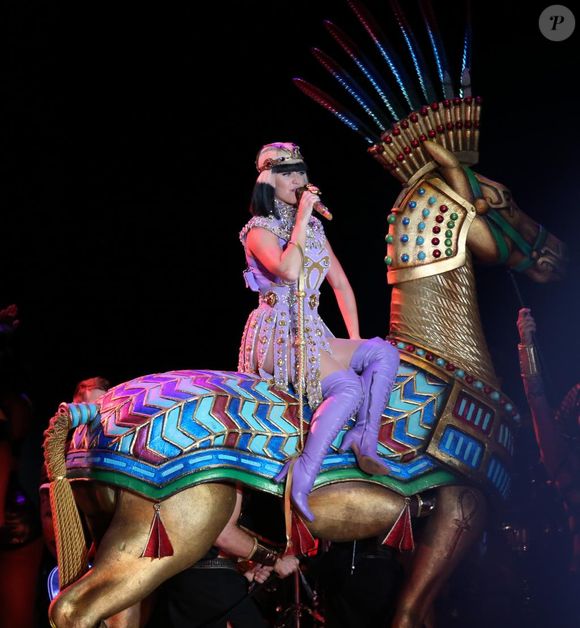 Lançada em 2013, 'Dark Horse', de Katy Perry com participação de Juicy J, voltou a viralizar nas redes sociais brasileiras em 2026 por causa do filme homônimo sobre Jair Bolsonaro. Segundo o portal Metrópoles, internautas fizeram piadas com a coincidência entre o título da produção cinematográfica e o sucesso pop da cantora