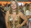 Presença em um camarote da Sapucaí, Mari Bridi usou e abusou do dourado em um vestido micro