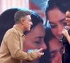 Sophie Charlotte, representando 'Três Graças', também esteve no palco com Luciano Huck para fazer a 'passagem de bastão'