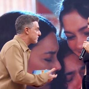 Sophie Charlotte, representando 'Três Graças', também esteve no palco com Luciano Huck para fazer a 'passagem de bastão'