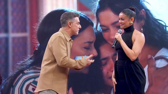 Sophie Charlotte, representando 'Três Graças', também esteve no palco com Luciano Huck para fazer a 'passagem de bastão'