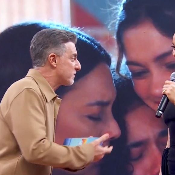 Sophie Charlotte, representando 'Três Graças', também esteve no palco com Luciano Huck para fazer a 'passagem de bastão'