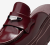Com acabamento brilhante em tom vinho intenso e detalhe metálico de luxo, o Air Jordan Mule virou assunto entre fashionistas por seu visual nada convencional e proposta que mistura conforto com sofisticação