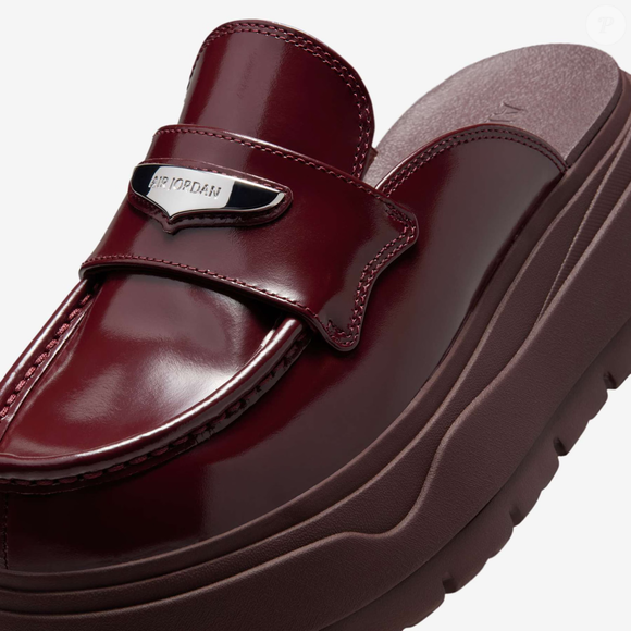Com acabamento brilhante em tom vinho intenso e detalhe metálico de luxo, o Air Jordan Mule virou assunto entre fashionistas por seu visual nada convencional e proposta que mistura conforto com sofisticação