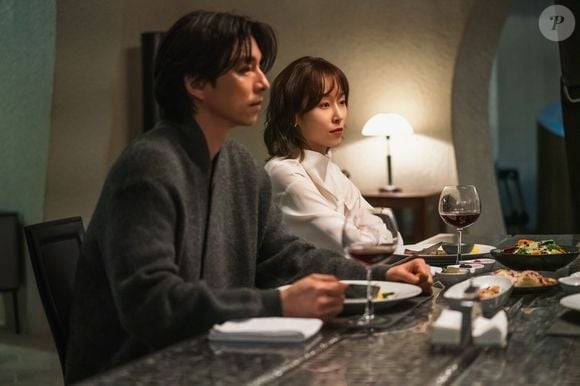 Noh In-ji, funcionária da NM, uma empresa de casamentos arranjados, passa a viver com Han Jeong-won e se casa com ele