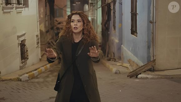 Bahar revela a Arif e Enver que o 'assalto' sofrido por Sirin foi uma farsa, na novela 'Força de Mulher' em 2 de junho de 2025, segunda-feira