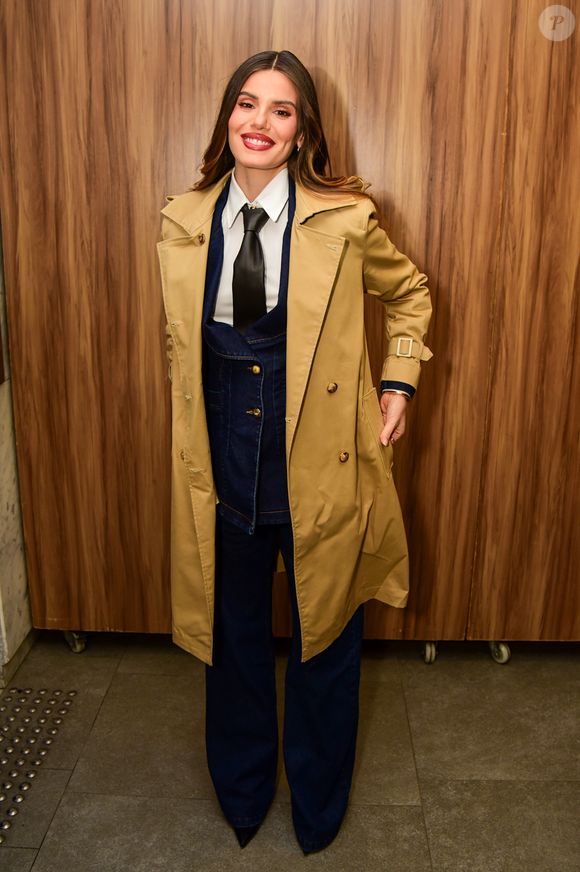 Atriz Camila Queiroz mostra estilo fashionista na gravidez com jeans escuro e casaco longo