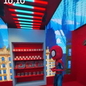 A comemoração contou com personagens vivos caracterizados como o Homem-Aranha clássico e a Spider-Gwen