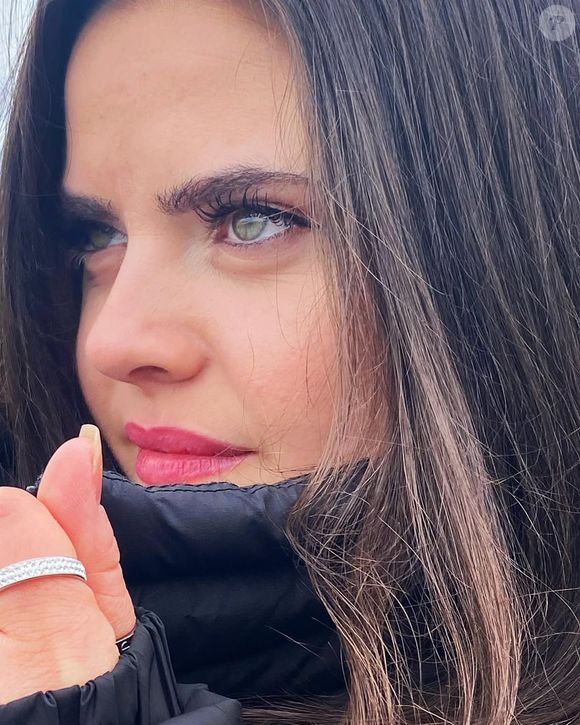 Sevil Akdağ, atriz de novelas turcas, é presa após ser acusada de matar a amiga Elif Kırav com 53 facadas em Istambul