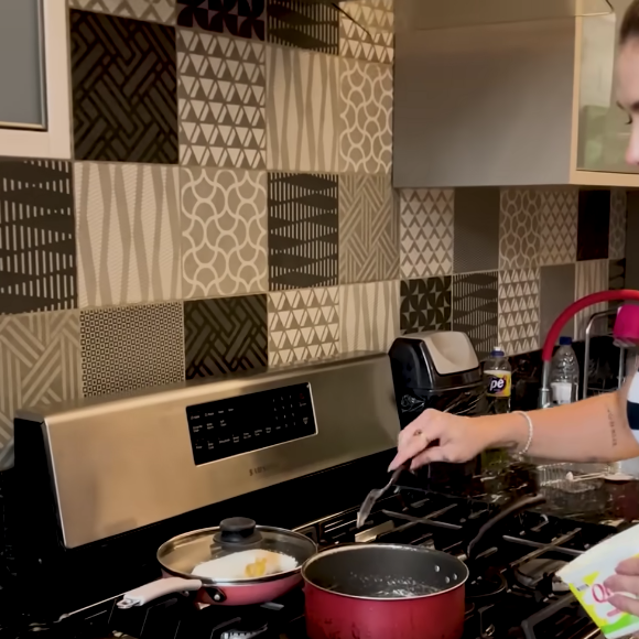 O modo de preparo é muito simples: basta adicionar todos os ingredientes, exceto as uvas, em uma panela e mexer bem