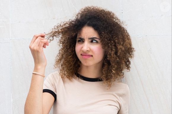 O frizz pode ser solucionado com pequenos ajustes em sua rotina de beleza. Veja truque especial