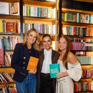 Com a presença de Ticiane Pinheiro e Rafaella Justus, Mariana Rios fez lançamento na livraria de um shopping em São Paulo