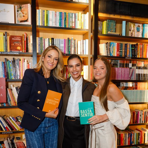 Com a presença de Ticiane Pinheiro e Rafaella Justus, Mariana Rios fez lançamento na livraria de um shopping em São Paulo