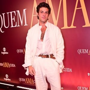 Água oxigenada pode ajudar a recuperar o branco de camisas que ficaram amareladas depois de muito tempo guardadas