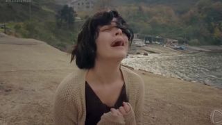 A forma mais devastadora de vender a própria filha: novela 'Mãe' revela flashback dramático de como Sule recebeu dinheiro e abandonou Melek sem dó