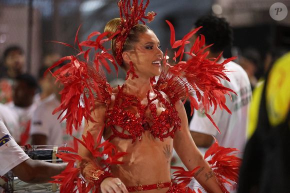 Influencer não pediu pausa da Grande Rio, afirma escola após rumor sobre viagem com Vini Jr.