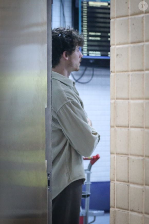 Acompanhados dos pets, Bruna Marquezine, Shawn Mendes, Sasha Meneghel e João Lucas foram vistos juntos durante embarque no Rio de Janeiro