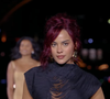 O cabelo vermelho de Bella Campos foi um dos destaques de sua estreia no Le Défilé 2026, em Paris. A atriz participou do evento da L’Oréal Paris ao lado de Taís Araujo, Anitta e Liniker. Segundo a psicóloga Leticia Martín Enjuto, a aparência pode transmitir informações sociais rapidamente, mas a primeira impressão também é influenciada pelas experiências e pelos padrões aprendidos de quem observa