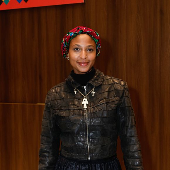Com uma jaqueta de couro texturizada e um colar de cruzes que adicionou personalidade à produção, Ayomi Domenica, filha de Mano Brown, apostou em um visual cheio de atitude para prestigiar a estreia de 'Mudando de Pele', de Taís Araújo