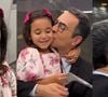 César Tralli enche filha de beijos com visita surpresa de Manu na Globo em dia do aniversário e web se emociona: 'Momento lindo'